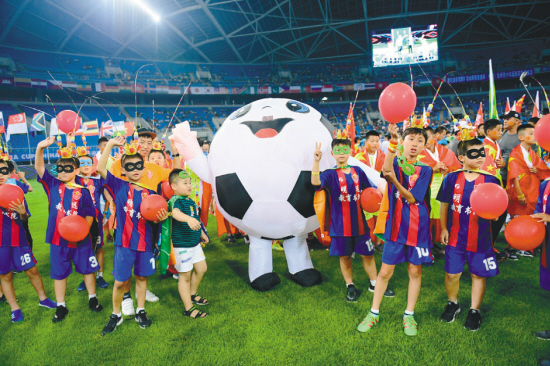 “小菜园”变“小树林” ——马坝镇安山社区“四方联动”齐充“植” “小菜园”变“小树林” ——马坝镇安山社区“四方联动”齐充“植”